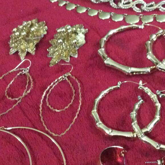 48 - Piece Lot of Gold Tone Vintage & Retro Jewelry **Last Lot** - Picture 13 of 16